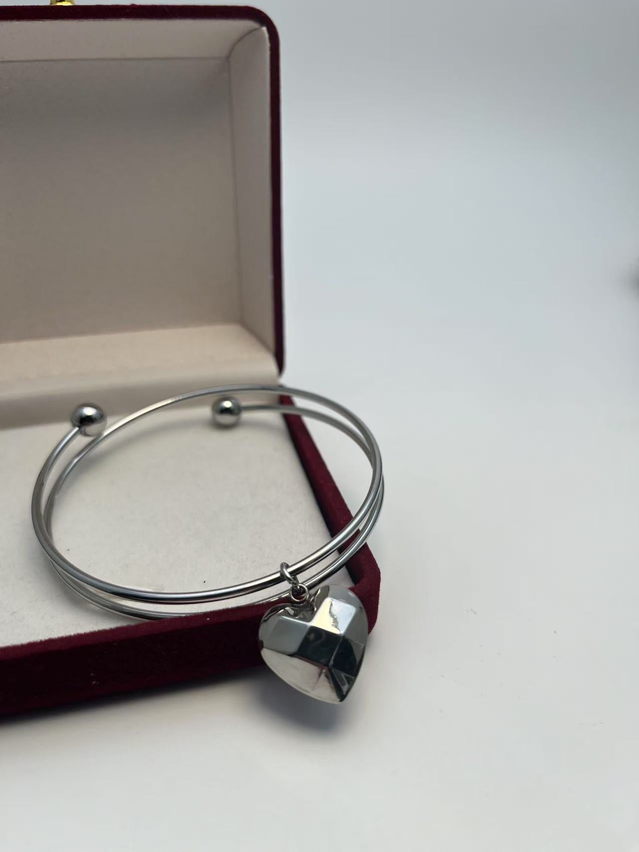 Sølv Dobbeltviklet Armbånd med Sort Hjerte Sten - Simpelt og Stilfuldt