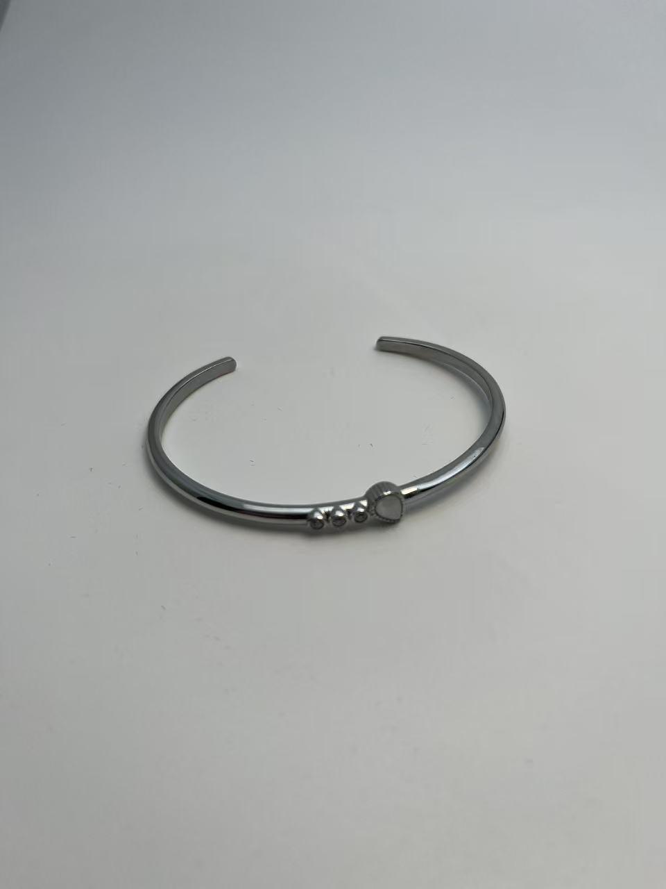 Sølv Åbent Armbånd med Hvide Sten - Moderne og Elegant