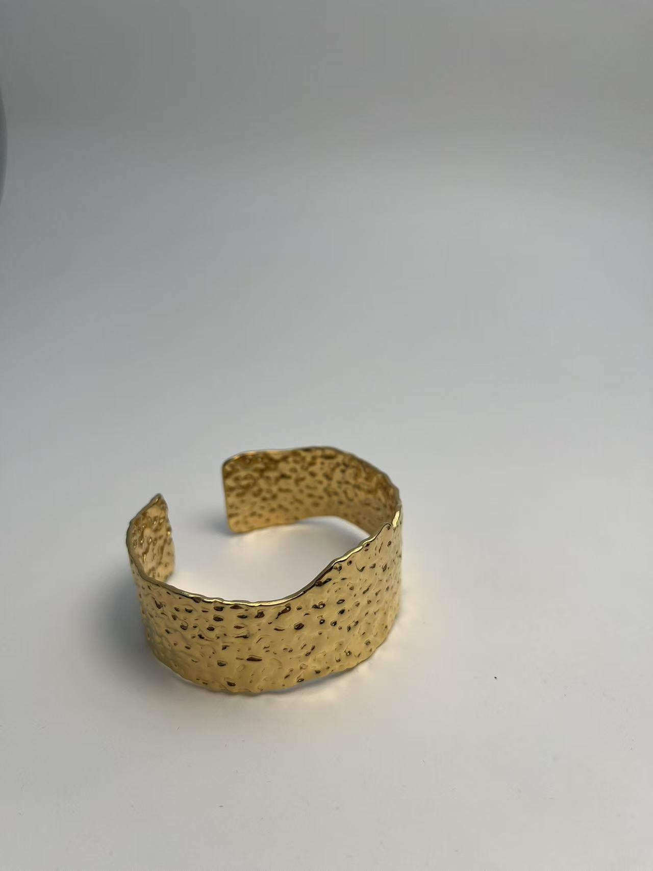 Guldbelagt Tekstureret Åbent Armbånd - Elegant og Vintage