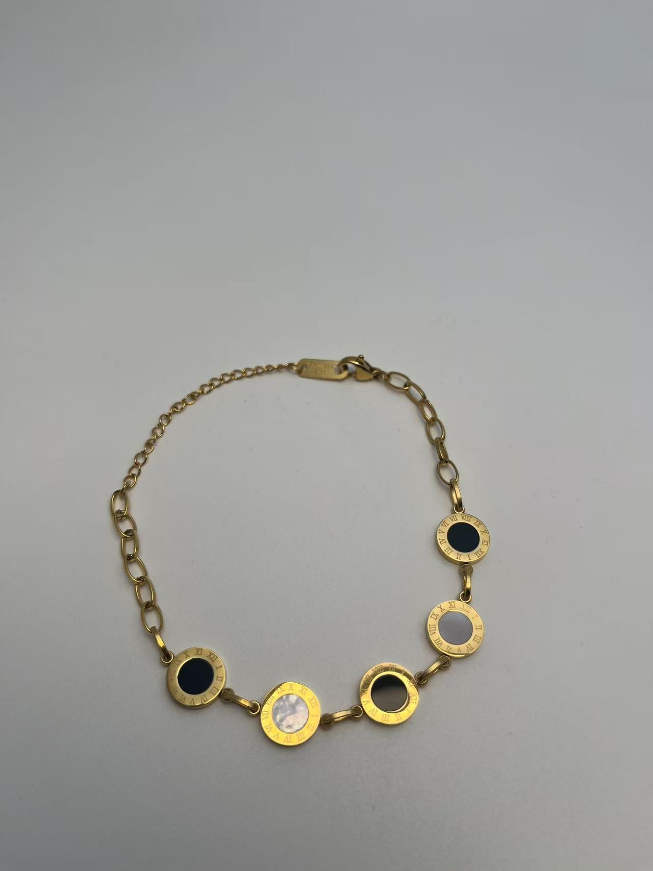 Guldbelagt Sort og Hvid Sten Armbånd - Elegant og Klassisk
