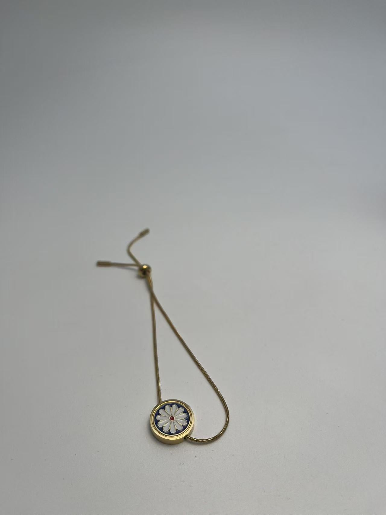 Guldbelagt Blomst Hvid Sten Vedhæng Armbånd - Elegant og Fint