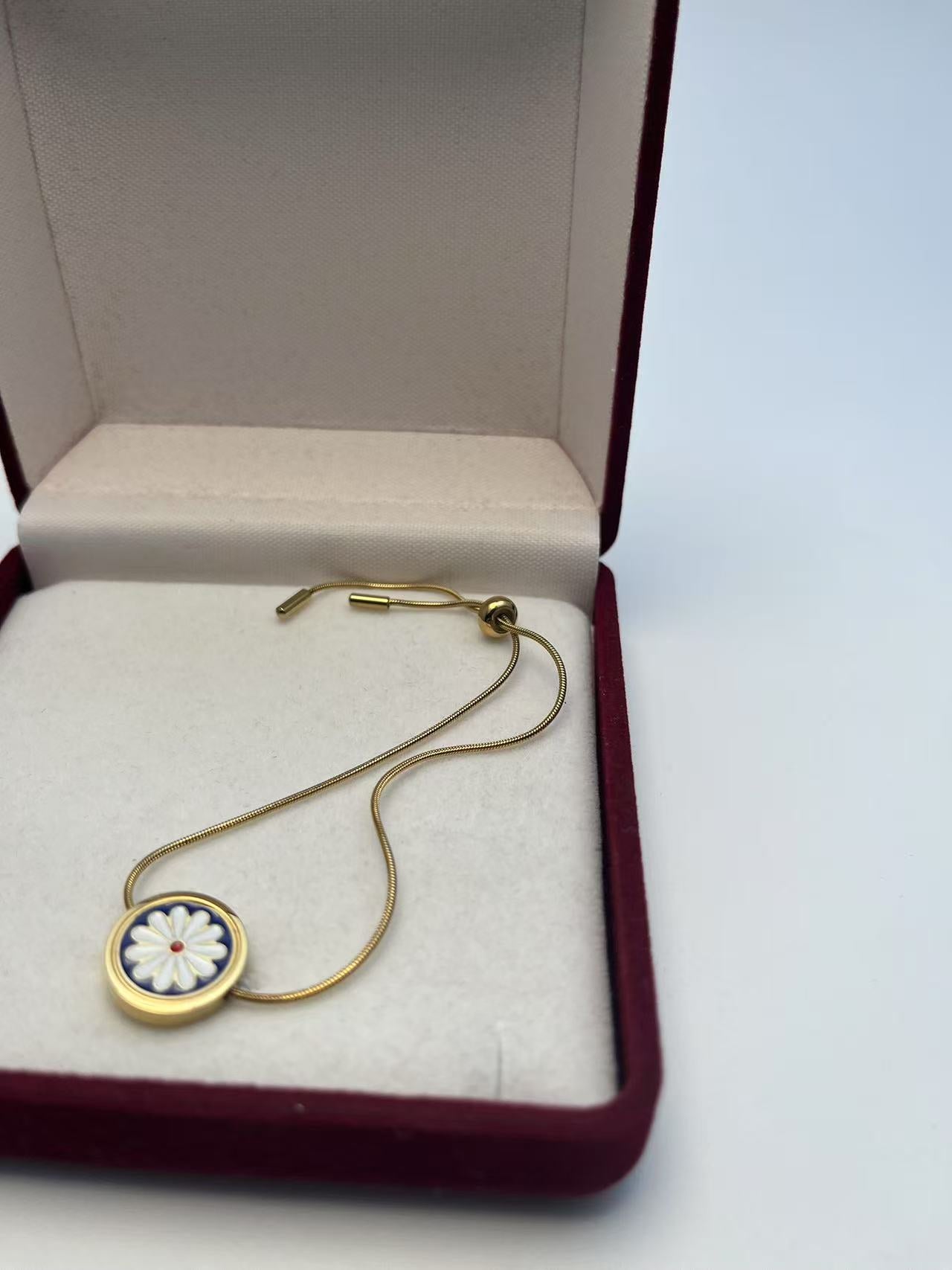 Guldbelagt Blomst Hvid Sten Vedhæng Armbånd - Elegant og Fint