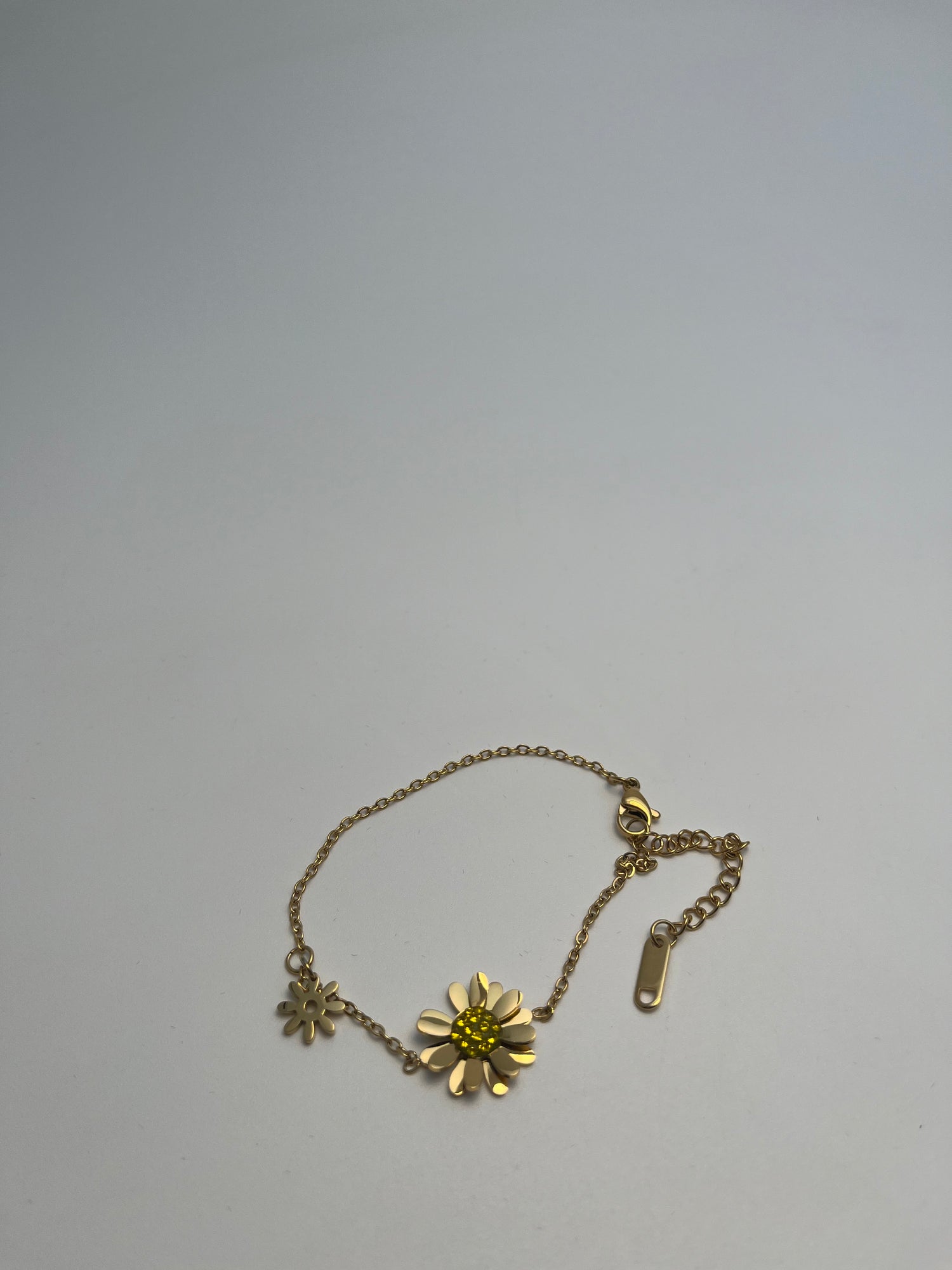 Guldbelagt Blomst Hvid Sten Vedhæng Armbånd - Elegant og Fint