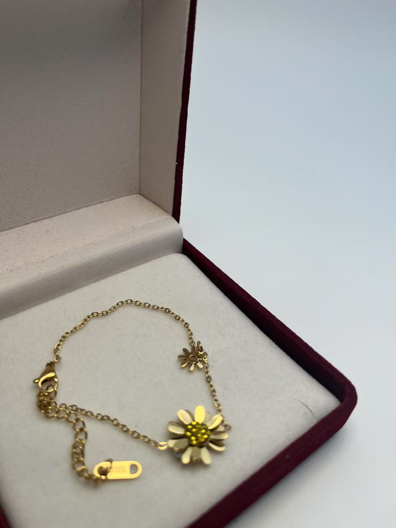 Guldbelagt Blomst Hvid Sten Vedhæng Armbånd - Elegant og Fint