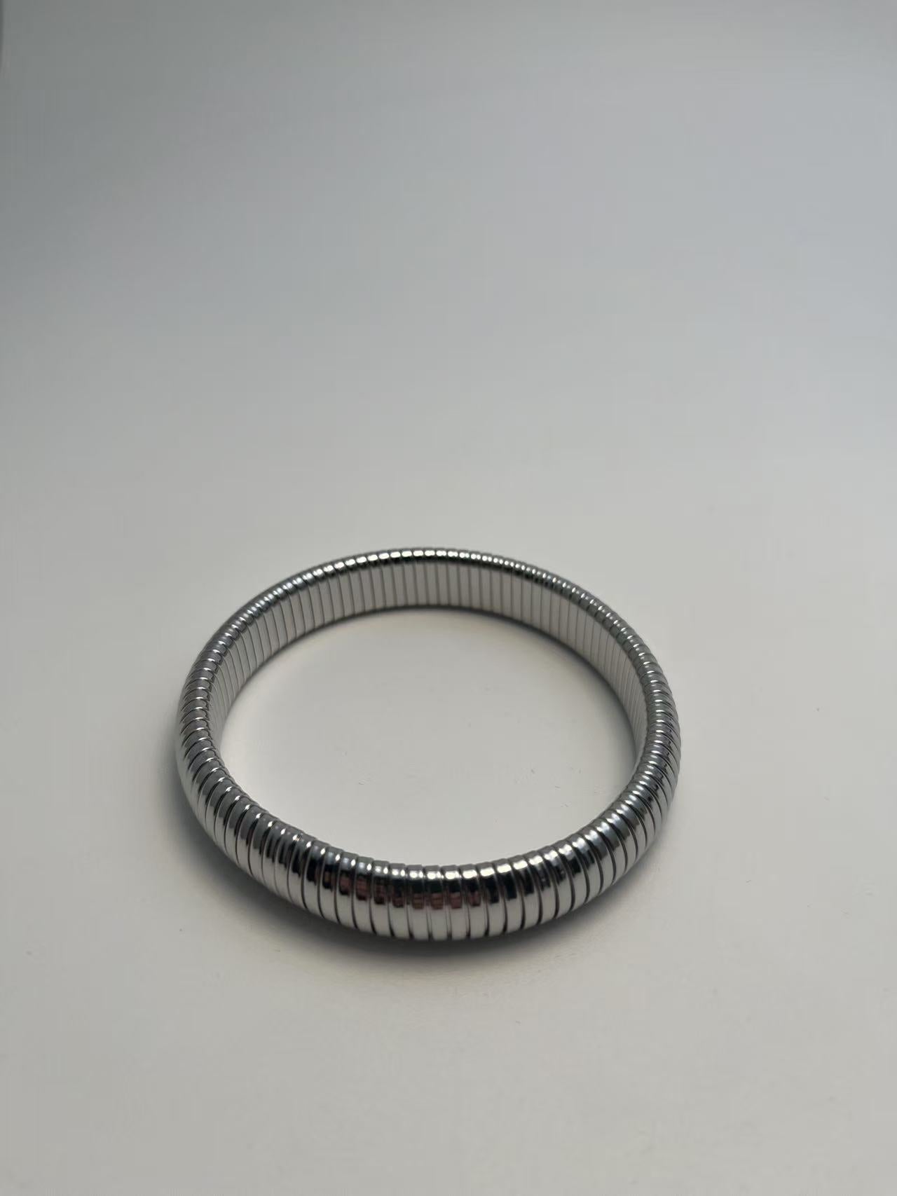 Sølvbelagt Tekstureret Lukket Armbånd - Simpelt og Elegant