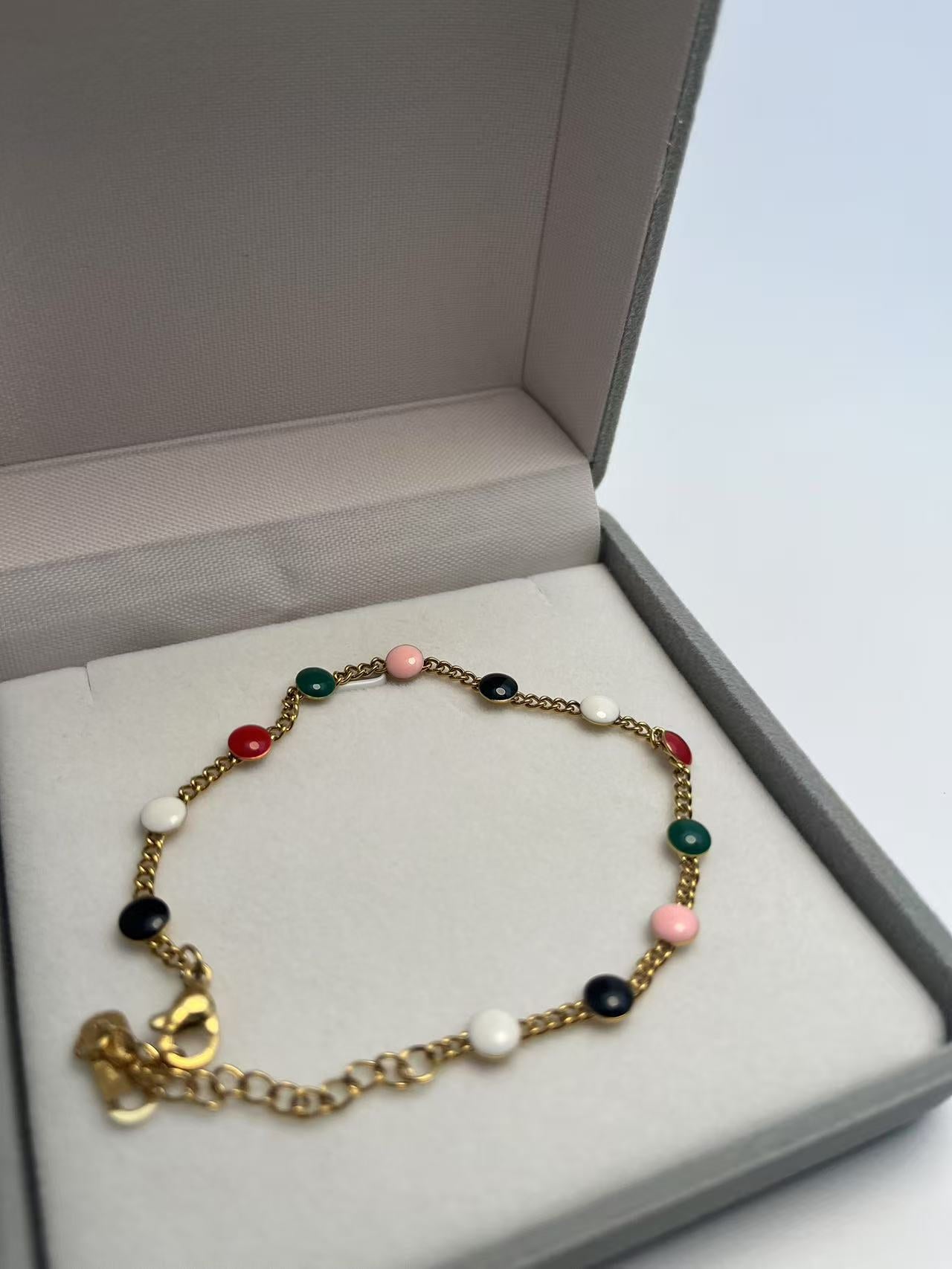 Guldbelagt Flerfarvet Sten Armbånd - Elegant og Farverigt