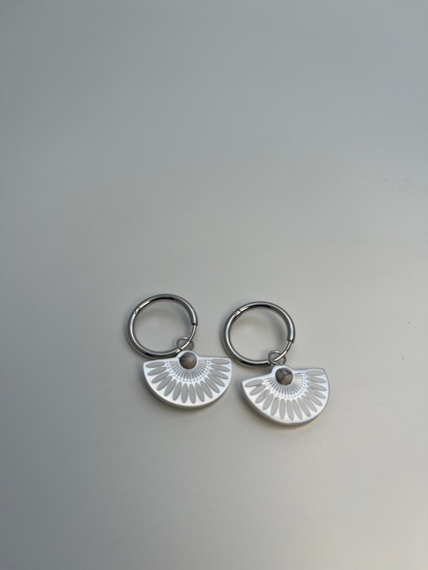 Sølvfarvet Vifteformet Ring Øreringe med Strålemønster - Elegant og Vintage