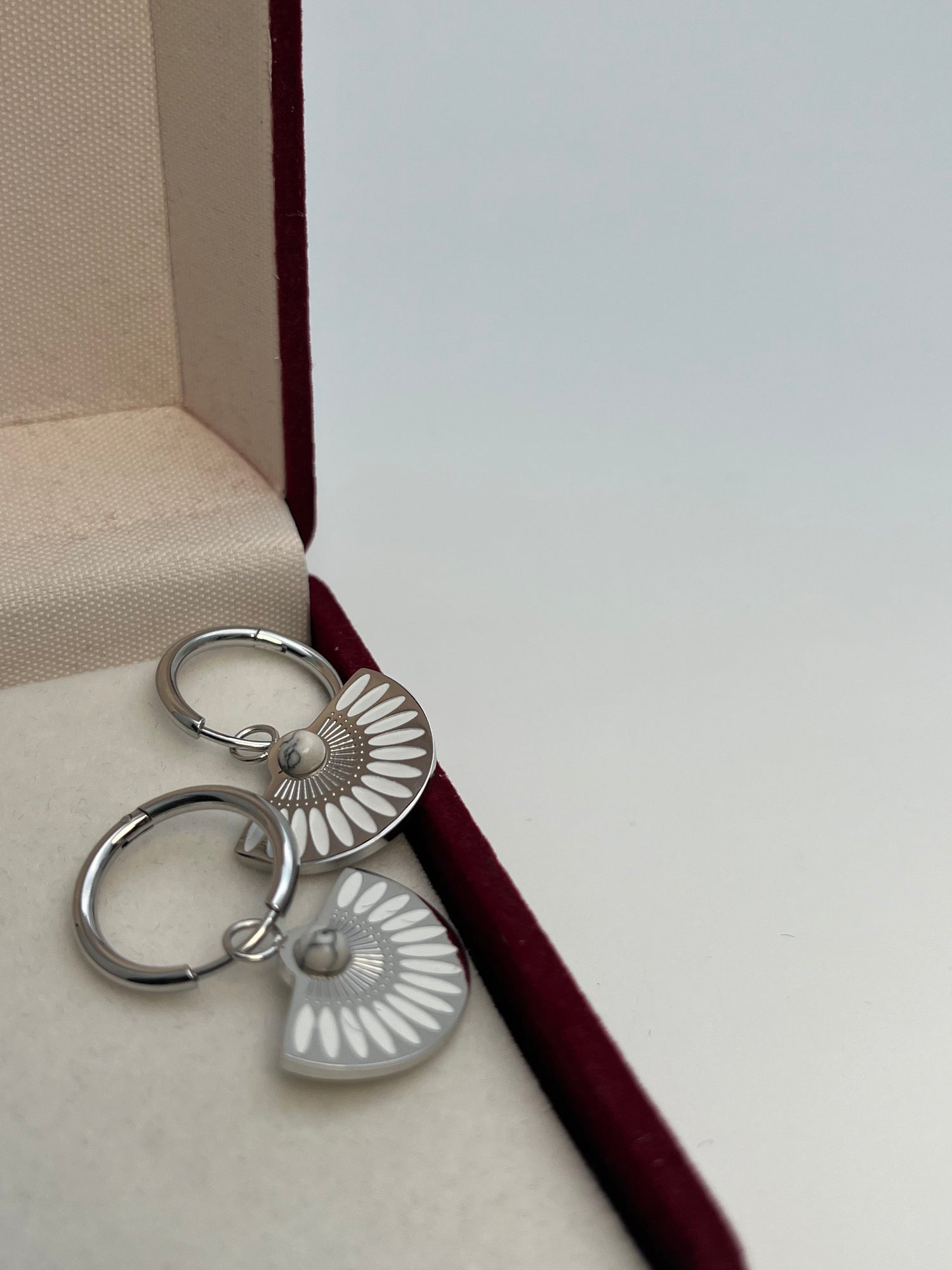 Sølvfarvet Vifteformet Ring Øreringe med Strålemønster - Elegant og Vintage