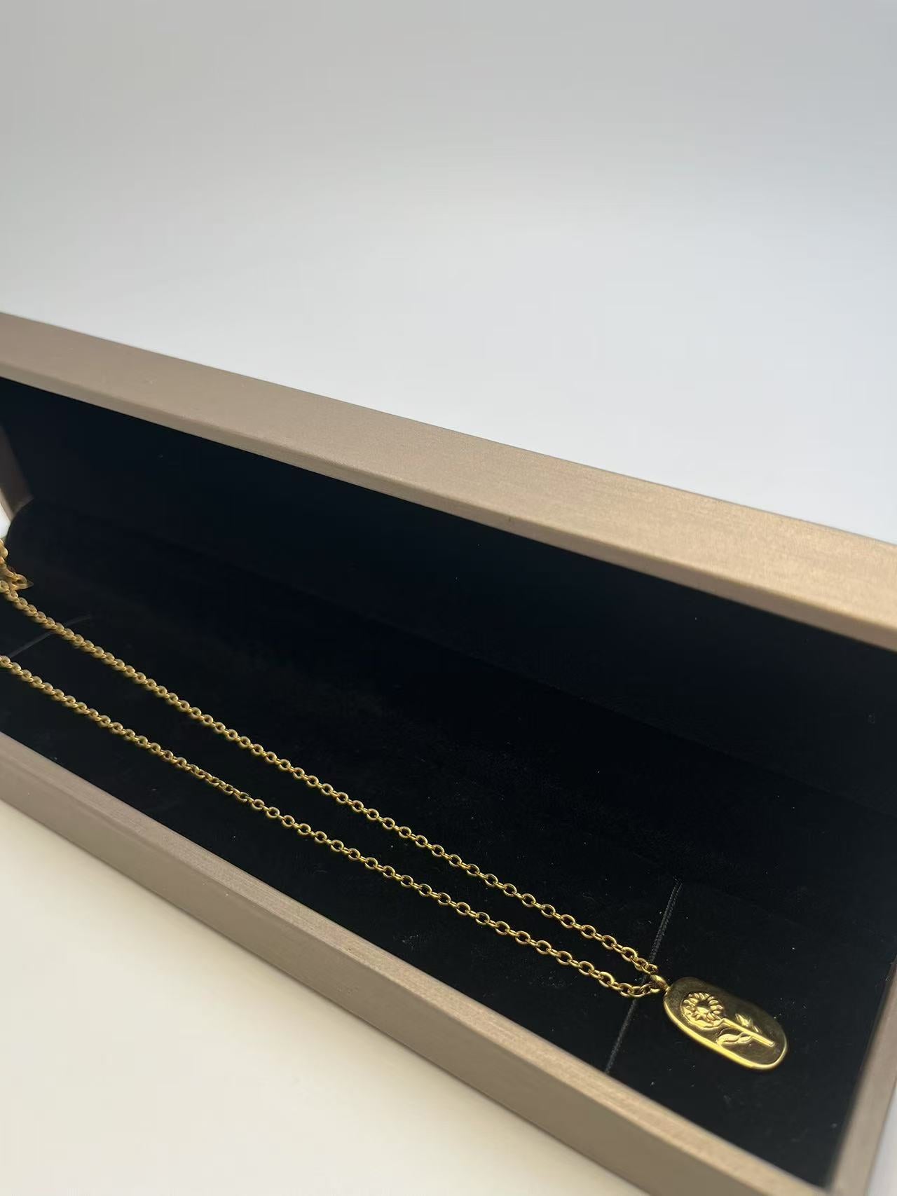 Guldbelagt Oval Blomst Vedhæng Halskæde - Simpelt og Elegant