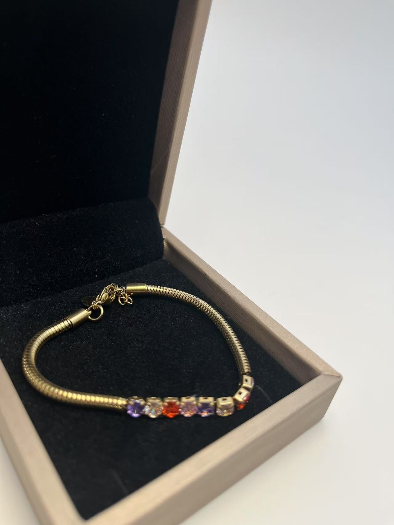 Guldbelagt Slangekæde Sæt med Farvede Sten Armbånd og Halskæde - Moderne og Farverigt