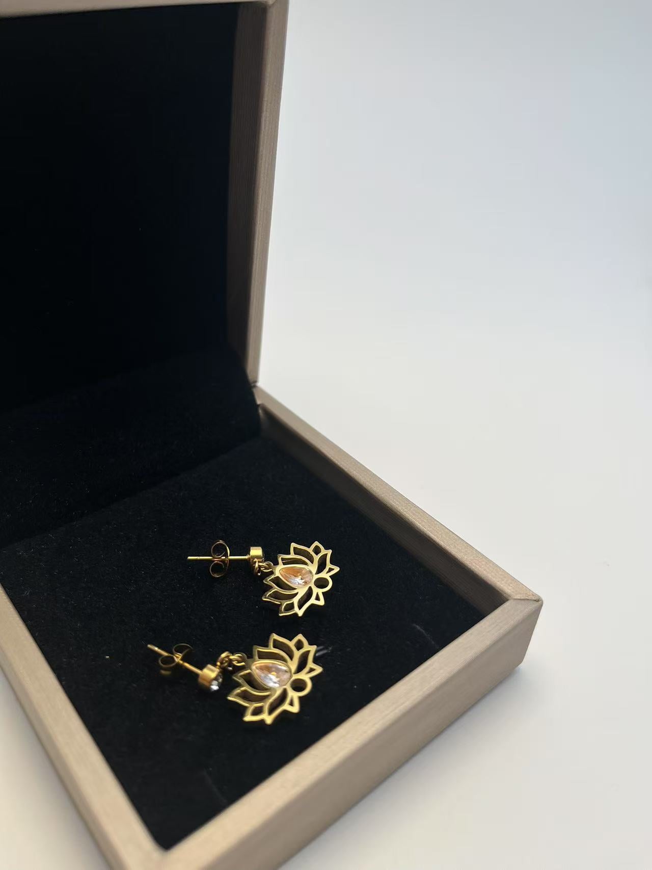 Guldbelagt Lotus og Hvid Sten Øreringe og Halskæde Sæt - Elegant og Let